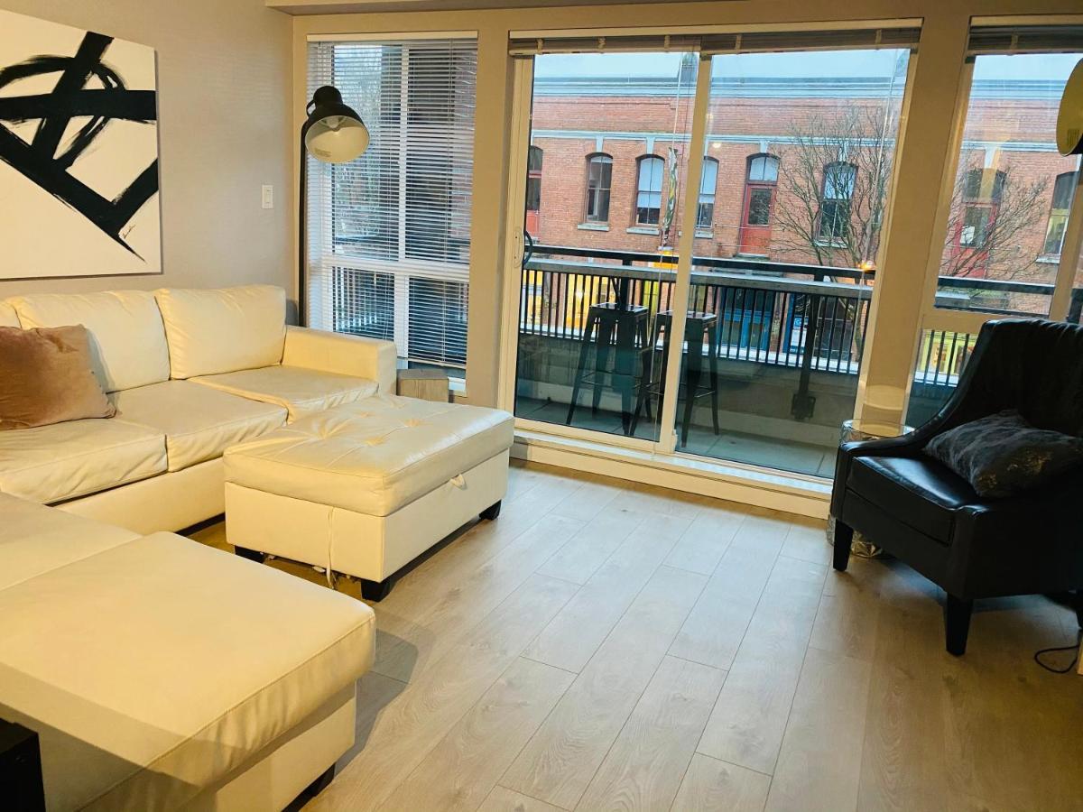 Downtown Heritage Condo With Parking Victoria Kültér fotó